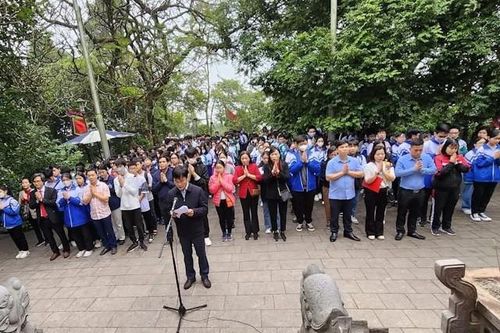 Phú Thọ: Ngành Giáo dục thành phố Việt Trì dâng hương tri ân công đức các Vua Hùng