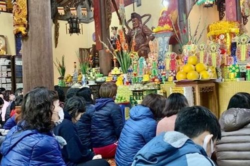 Chen chân xin 'phép màu' để xua đi rủi ro (Bài 1)