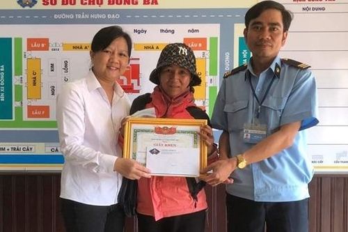 Người phụ nữ bán vé số dạo nhặt được vàng trả lại người đánh rơi