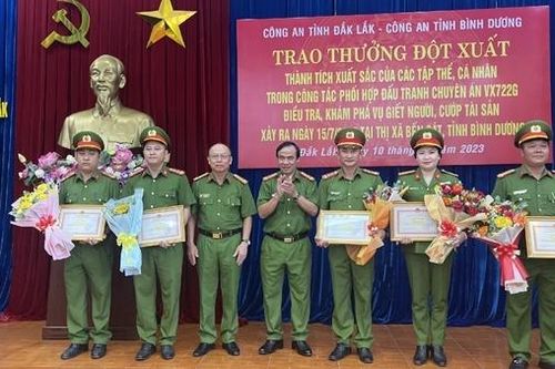 Khen thưởng đột xuất các cá nhân, tập thể phá vụ án ở Bình Dương
