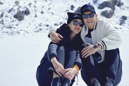 Vợ chồng Công Vinh - Thủy Tiên khoe ảnh lãng mạn trên dãy Himalaya