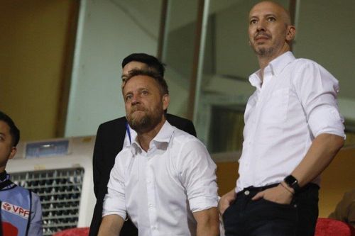 HLV Polking nói rõ lý do bất ngờ có mặt tại Việt Nam để theo dõi V-League