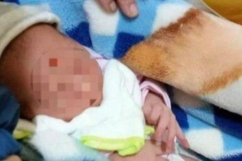Chuyện lạ: Bé gái sơ sinh bị bỏ rơi cùng lời nhắn chỉ đích danh nhờ người nuôi hộ