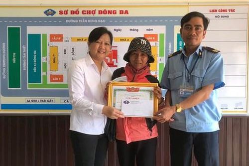 Người phụ nữ đi bán vé số nhặt được vàng tìm trả người đánh rơi