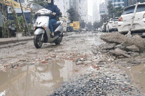 Chủ tịch quận Cầu Giấy ký duyệt, 3 năm sau dự án vẫn ngổn ngang, lầy lội như ruộng cày, dân gặp nạn mặc dân
