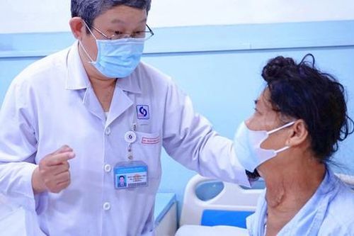 Người phụ nữ mang khối u tuyến giáp khổng lồ suốt 30 năm