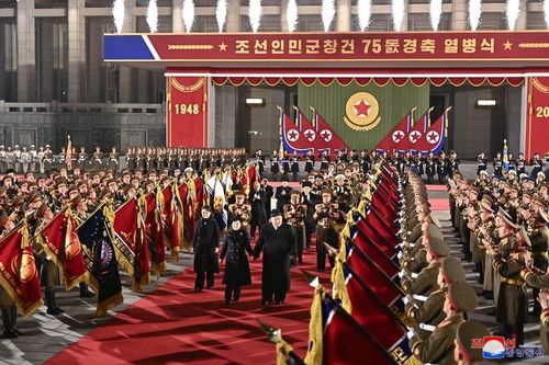 Con gái nhà lãnh đạo Triều Tiên Kim Jong-un thành tâm điểm chú ý ở lễ duyệt binh