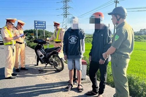 Quảng Ngãi: CSGT ngăn chặn nhóm đối tượng mang hung khí đuổi chém học sinh