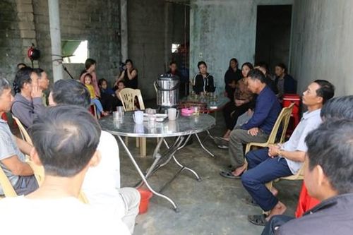 Người thân thẫn thờ ngóng tin chồng, con mất tích trên biển Hàn Quốc