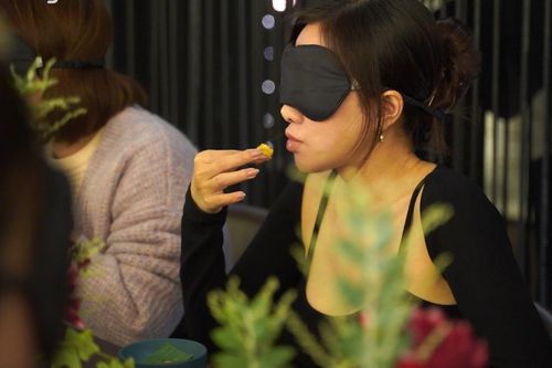 Trải nghiệm bịt mắt ăn tiệc tại Hà Nội