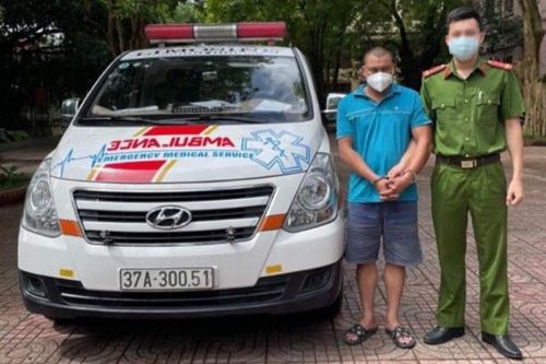 Điều bí mật trong xe cứu thương khi gặp công an vội bỏ chạy
