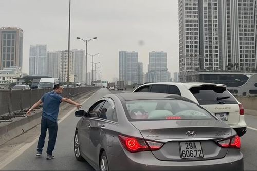 Tài xế Porsche chặn đầu, nhổ nước bọt vào xe Hyundai ở Hà Nội
