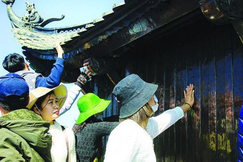 Bài 2: Âu lo mùa lễ hội
