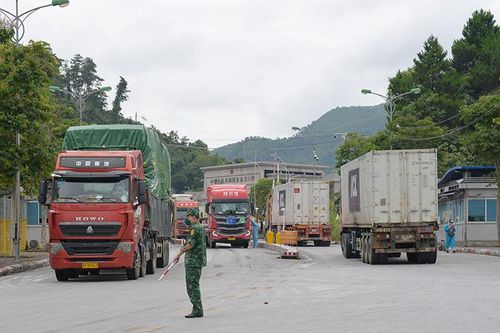 Sôi động hoạt động xuất, nhập khẩu qua biên giới phía bắc