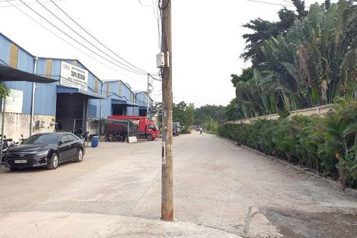 Cột điện 'mọc' giữa đường