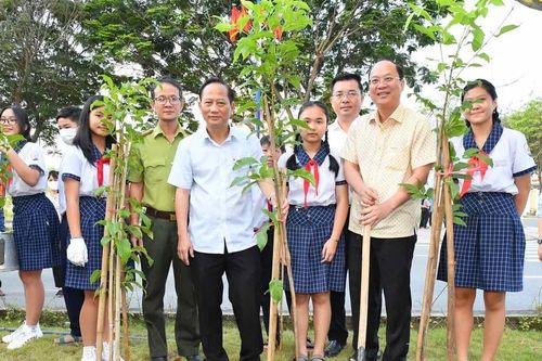 Huyện Bình Chánh ra quân tổng vệ sinh và trồng cây xanh