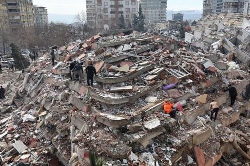 Động đất tại Thổ Nhĩ Kỳ và Syria: LHQ kêu gọi ngừng bắn ngay lập tức, NATO cấp lều bạt dã chiến, cứu hộ chạy đua với 'kẻ thù' thời gian