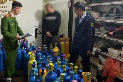 Từ tin báo trên mạng xã hội, Công an Hà Nội phá kho 'khí cười' cực khủng