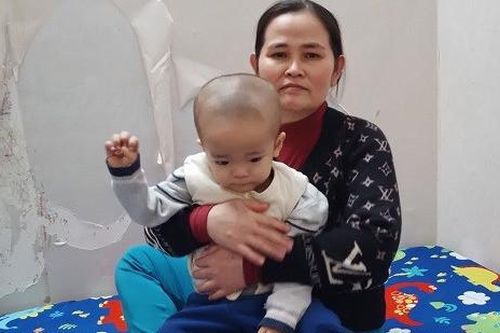 Trao hơn 39 triệu đồng đến bé Huỳnh Phước Thịnh bị ung thư gan