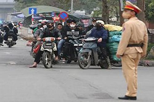 Dòng xe máy đi ngược chiều khắp đường phố Hà Nội