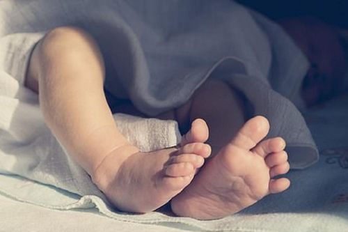 Bé sơ sinh một ngày tuổi bị hạ đường huyết kéo dài