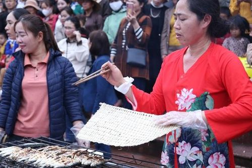 Lễ hội Đền Cờn 2023: Thu hút hàng nghìn du khách với các trò chơi dân gian