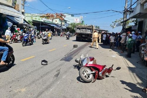 Phút trước còn chở con trai trên xe, phút sau người mẹ đã mất con mãi mãi vì tai nạn bất ngờ