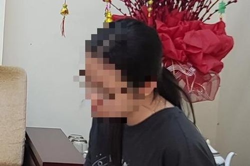 Người cha đã ký giấy để con gái làm visa tiếp tục theo học phổ thông tại nước ngoài