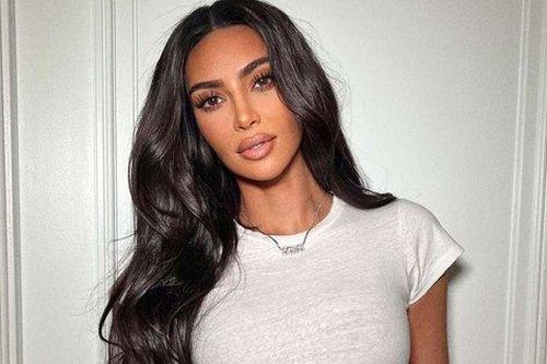 Kim Kardashian 5 ngày mới gội đầu vẫn có chiêu 'giấu' tóc bết cực đỉnh