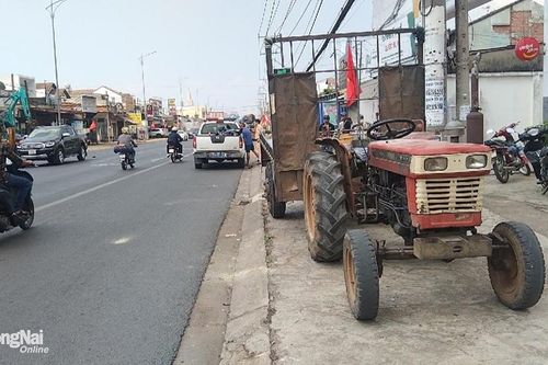 Va chạm xe máy cày, một người bị thương nặng