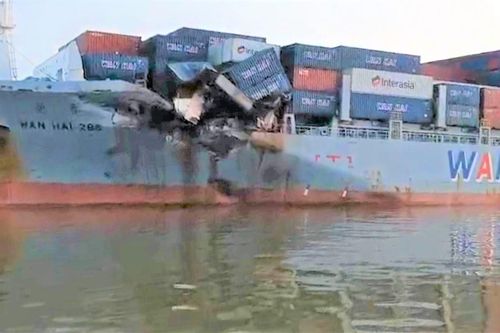 TP. Hồ Chí Minh: Hai tàu chở container va chạm cực mạnh trên sông Lòng Tàu