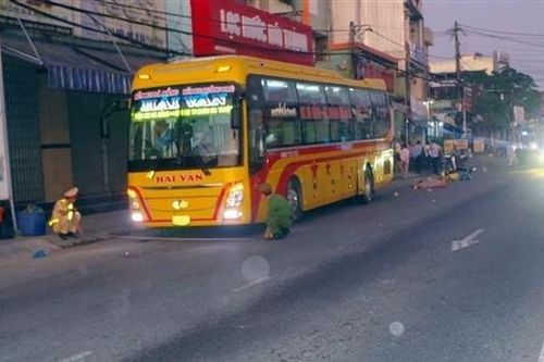 Va chạm ôtô khách, người phụ nữ đi xe máy tử vong