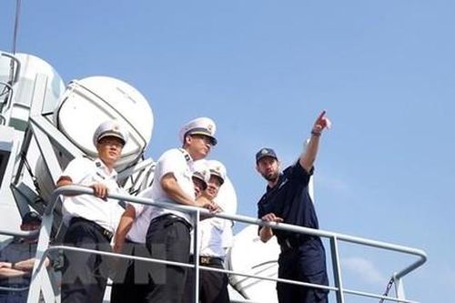 Tàu Hải quân Việt Nam và Hoàng gia Anh luyện tập chung