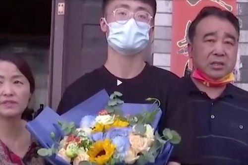 Con nhà giàu bị bắt cóc nhưng được nhà giàu hơn nhận nuôi