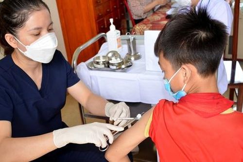 Ngày 11/2: Ca COVID-19 mới gần gấp 2 lần bệnh nhân khỏi