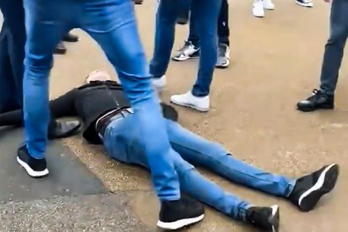 Cổ động viên Chelsea bị đấm khi khiêu khích chủ nhà