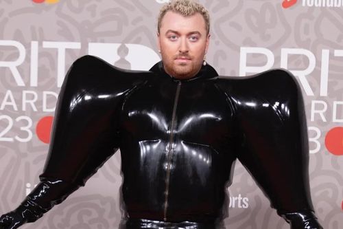 Sam Smith mặc trang phục cao su bơm hơi