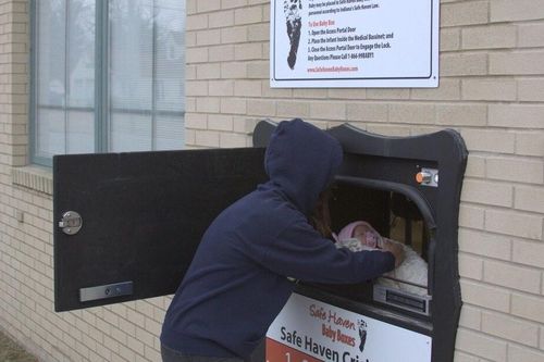 Hộp đựng trẻ sơ sinh bị bỏ rơi ở Kentucky đón em bé đầu tiên