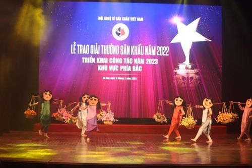 Người làm sân khấu nói lên sự thật mất lòng nhau