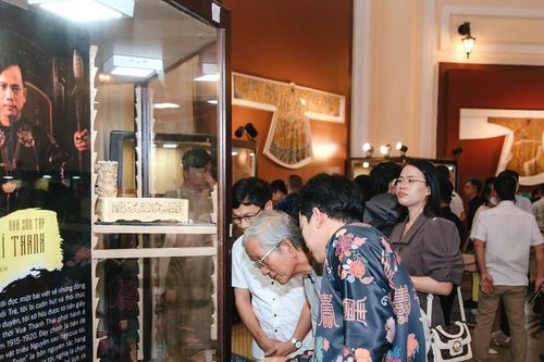 Bước ra từ cung đình