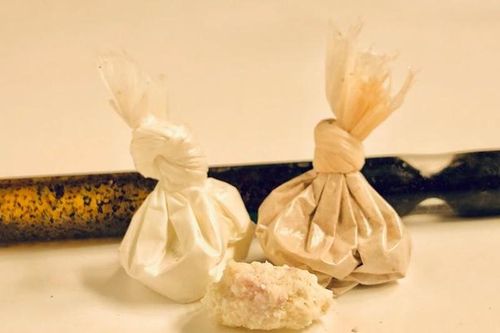 Người đàn ông bị cảnh sát bắt vì giấu ma túy vào chỗ hiểm