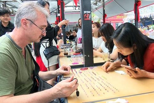 Rộn ràng chương trình 'Đất ngọc mùa xuân' ở Yên Bái