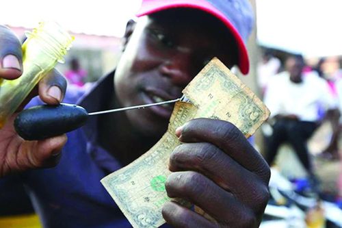 Vá tiền rách - nghề 'lạ' ở Zimbabwe