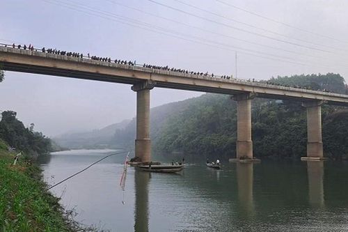 Nam sinh lớp 9 học giỏi nhảy cầu tự tử