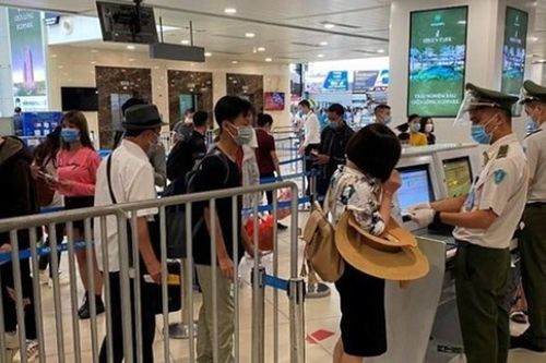 Cấm bay 1 năm đối với 2 nữ hành khách vi phạm an ninh hàng không