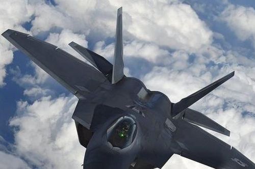 Tiêm kích F-22 Mỹ bắn rơi vật thể bay trên không phận Canada