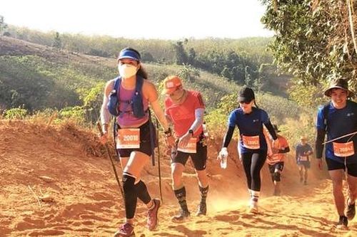 Gần 1.000 vận động viên chinh phục đường đua trail khắc nghiệt ở Sa Thầy