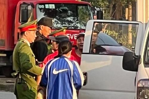 Giấu pháo sáng trong người, CĐV Hải Phòng bị đưa lên đồn công an