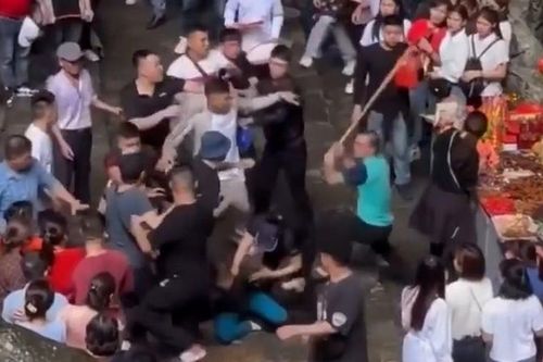 Điều tra nhóm thanh niên dùng gậy vụt nhau ở chùa Hương