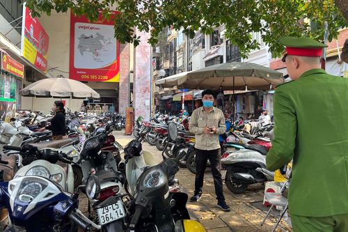 Xử lý nhân viên không phát vé trông xe, thu tiền gấp đôi ở chợ Đồng Xuân